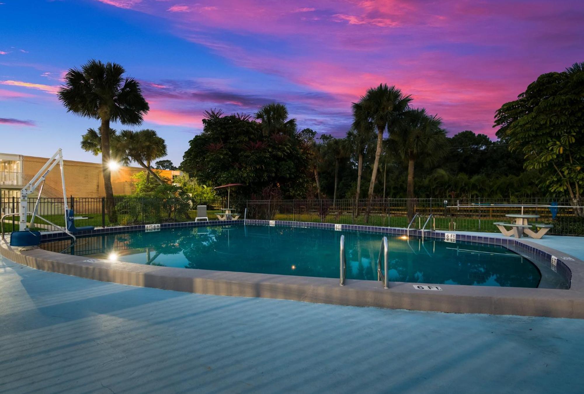 Red Roof Inn Vero Beach Exterior foto